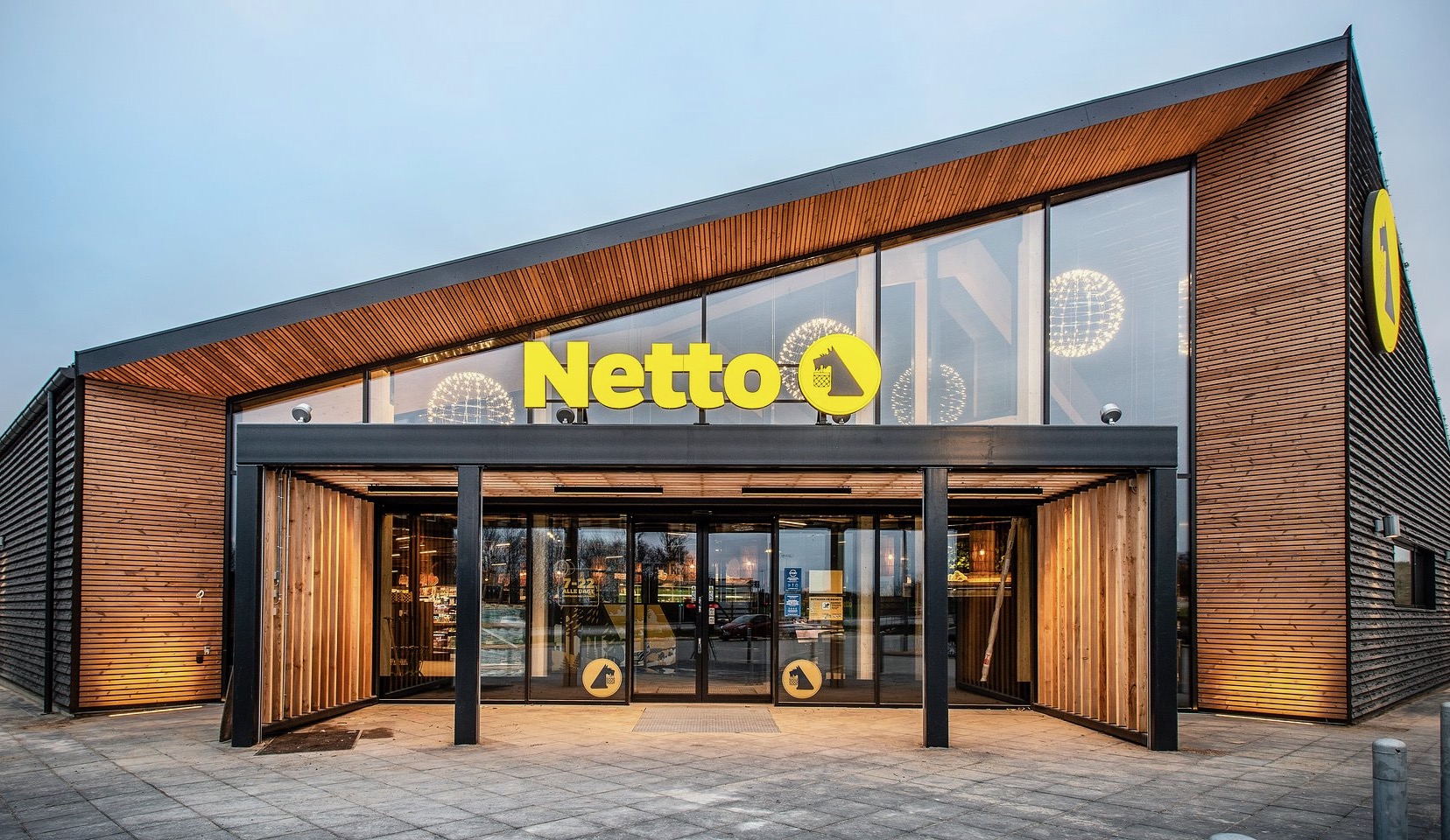 Netto udostępnia usługę wpłaty gotówki na karty Visa » Fintek.pl