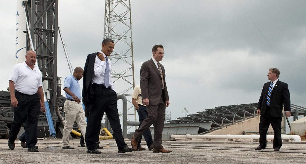 Elon Muski i Barack Obama na stanowisku startowym rakiety Falcon 9. Źródło: wikipedia.org