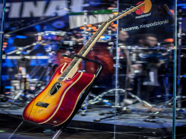 Oryginalna gitara Micka Jaggera przekazana przez Mastercard na licytacje WOŚP.