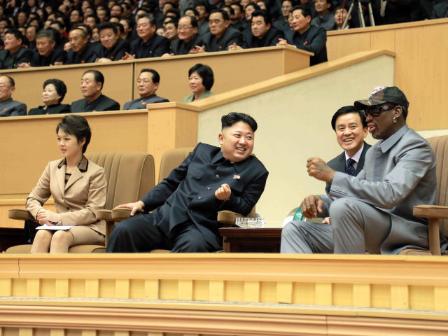 Dennis Rodman i Kim Dzong Un na trybunie honorowej.