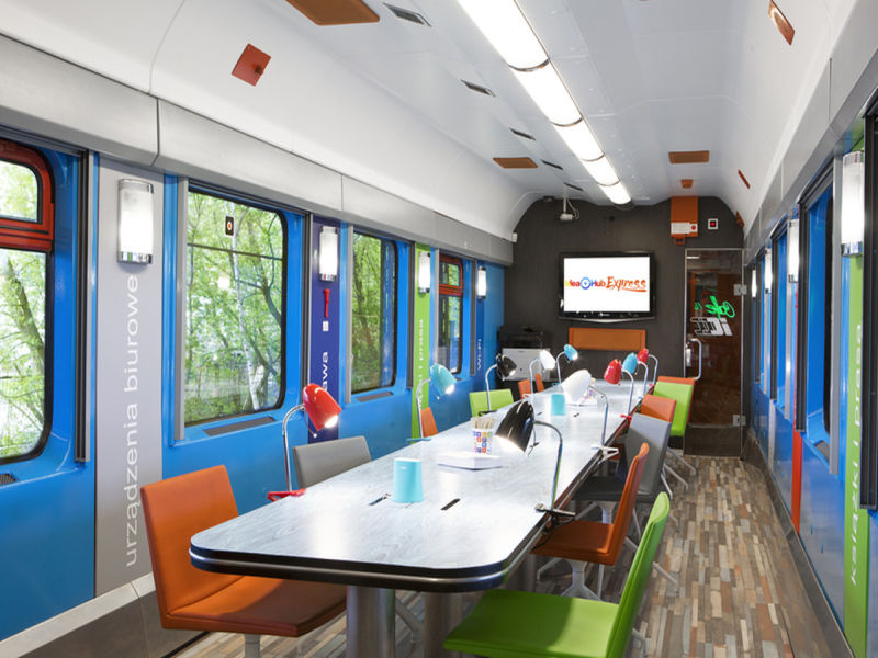 Idea Hub Express - oddział na torach.