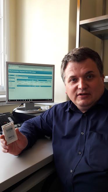 Piotr Steciwko z rejestratorem Blulog.Piotr Steciwko z rejestratorem Blulog. Źródło Blulog.