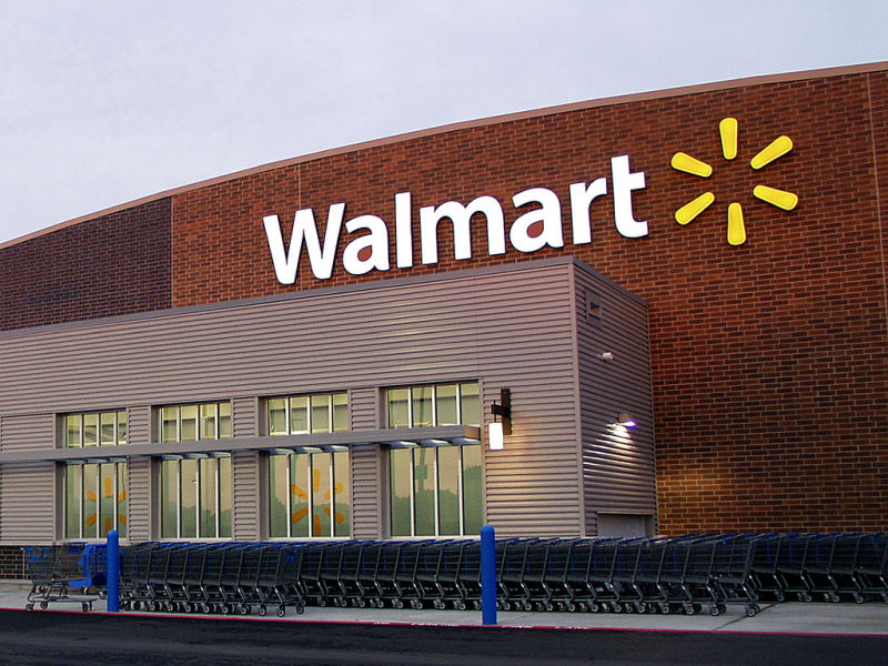 Walmart stawia na roboty. Pozbawia ludzi pracy?