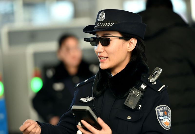 Policja w Chinach otrzymała okulary z funkcją rozpoznawania twarzy.