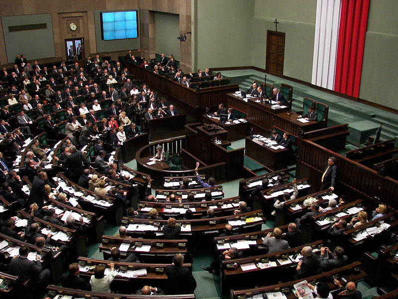 Sieć 5G to zagrożenie dla Polaków? Niebezpieczne teorie posła