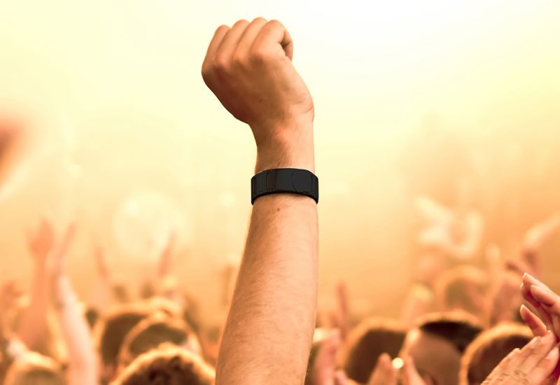 Orange Warsaw Festival po raz pierwszy z opaskami płatniczymi Mastercard