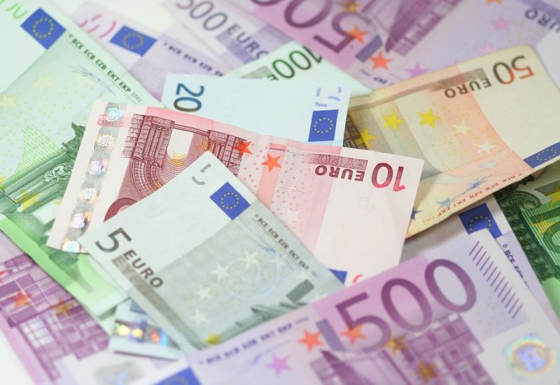 Polacy są coraz bogatsi. Ich poziom oszczędności rośnie. Czy warto oszczędzać w obcej walucie?